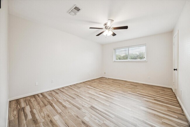 Building Photo - 2127 Blue Willow Dr