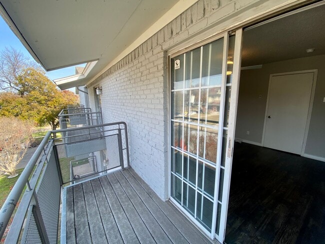 Building Photo - Charming 2nd floor condo located in gated community with a pool!