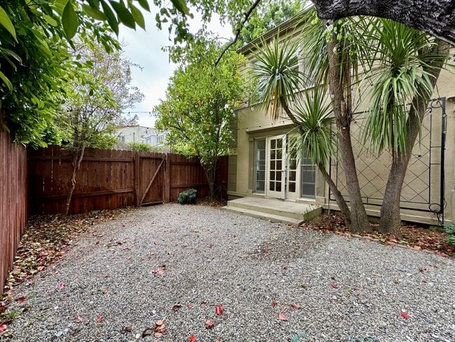 Building Photo - Excellent Location Large 1 Bed with a Huge Private Yard