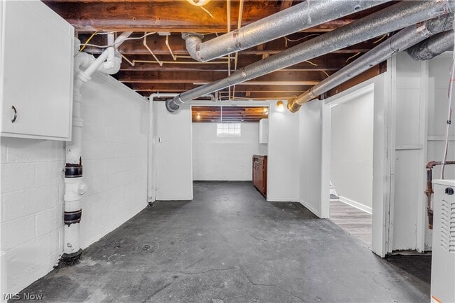 Building Photo - 876 E 209th St