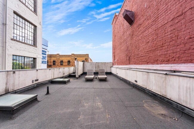 Building Photo - 657 3rd St