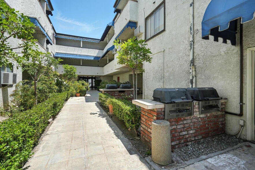 Building Photo - 18530 Hatteras St