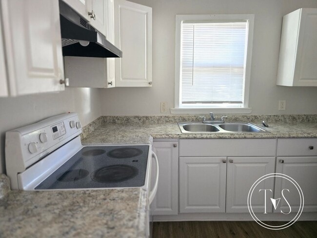 Building Photo - RATE DROP ALERT (was $1900/month)!