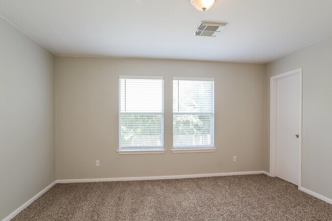 Building Photo - 1910 Emerald Pathway Dr