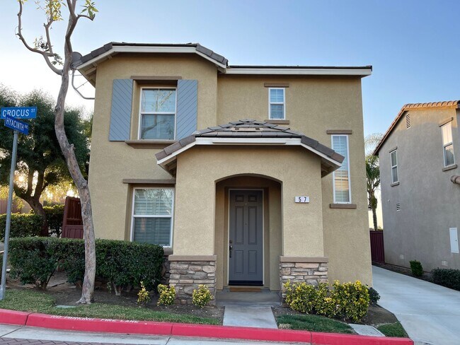 Building Photo - 3 bedroom, 2.5 bath Home located in the Gated College Lane Community in Redlands, CA