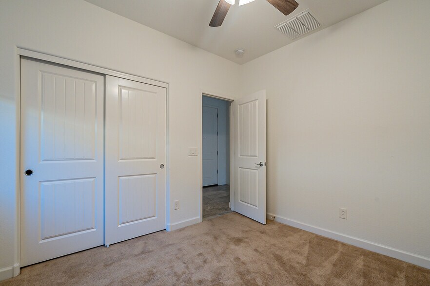 Building Photo - 15877 W Mauna Loa Ln