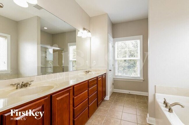 Building Photo - 3040 Scottcrest Way