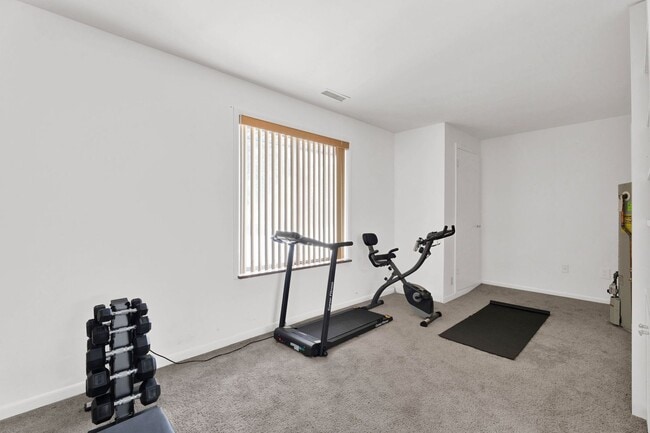 Building Photo - 3BD ROOM RANCH - PRIVATE LOT - FURNISHED -...