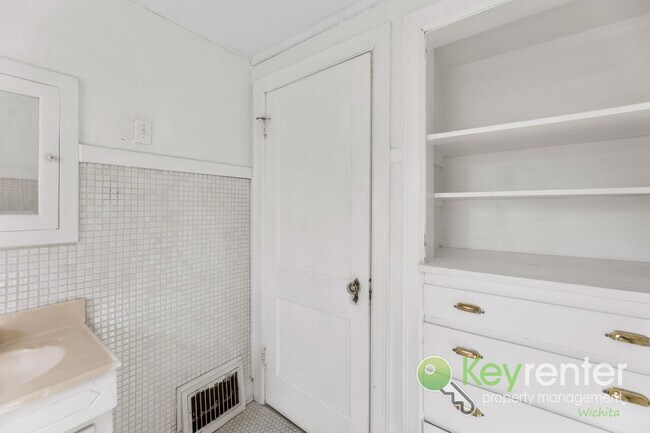 Building Photo - E Lewis St Duplex