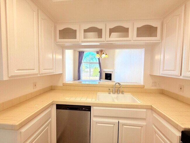 Building Photo - Gorgeous Spacious 2 Bedroom - 2 bath top f...