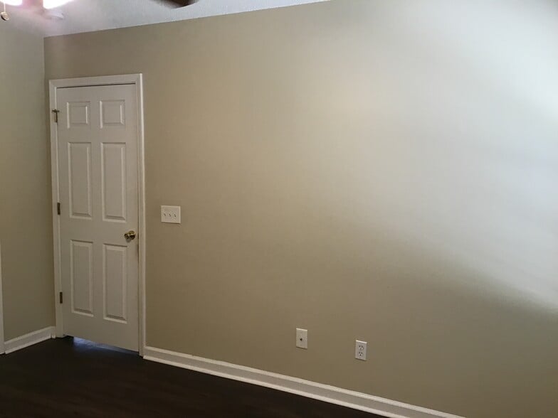 Building Photo - 634 Coopers Ln N