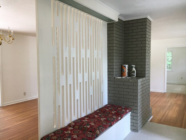 Building Photo - 925 Magnolia St SE