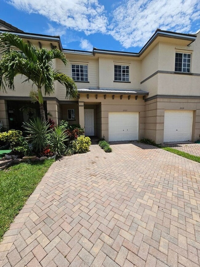Building Photo - Spacious 3/2.5 Townhome