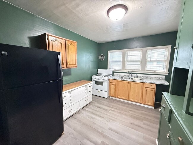 Building Photo - 346 1st St