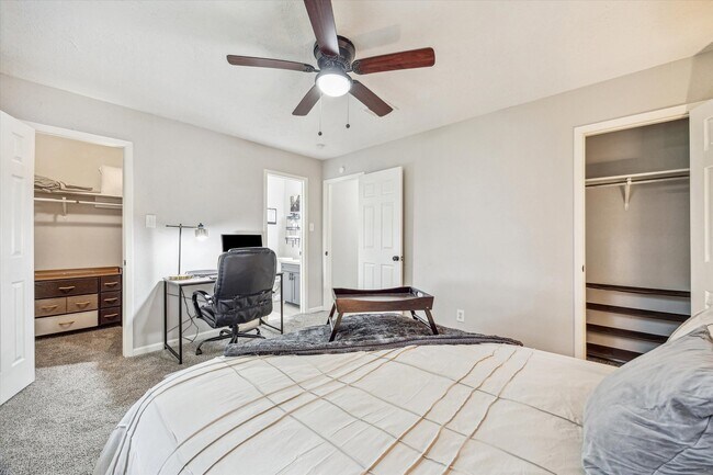 Building Photo - 5013 Valleyview Dr