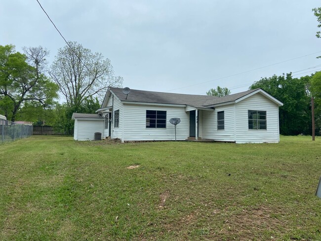 Building Photo - Remodeled Unit Available Now!