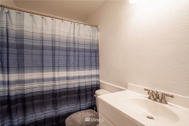 Building Photo - 3 Bed 2 Bath Graham Home w/ Beautiful Kitc...