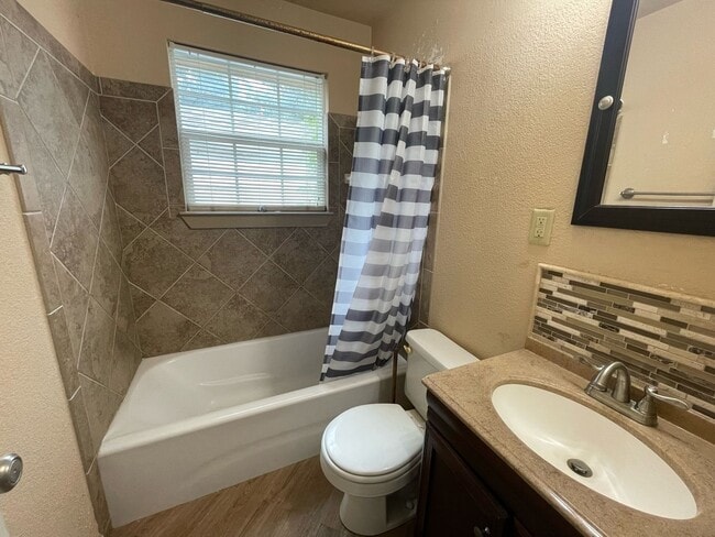 Building Photo - 3 Bedroom Midwest City Home!