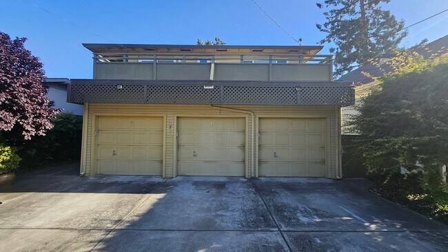 Primary Photo - 376 E Washington Ave