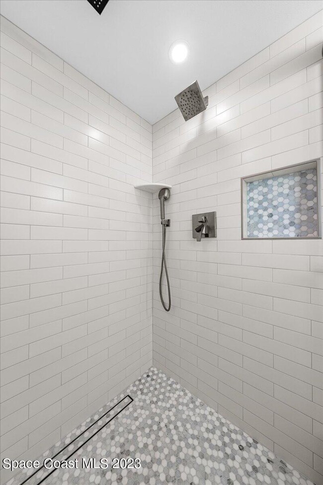 Building Photo - 7801 Ridgewood Ave