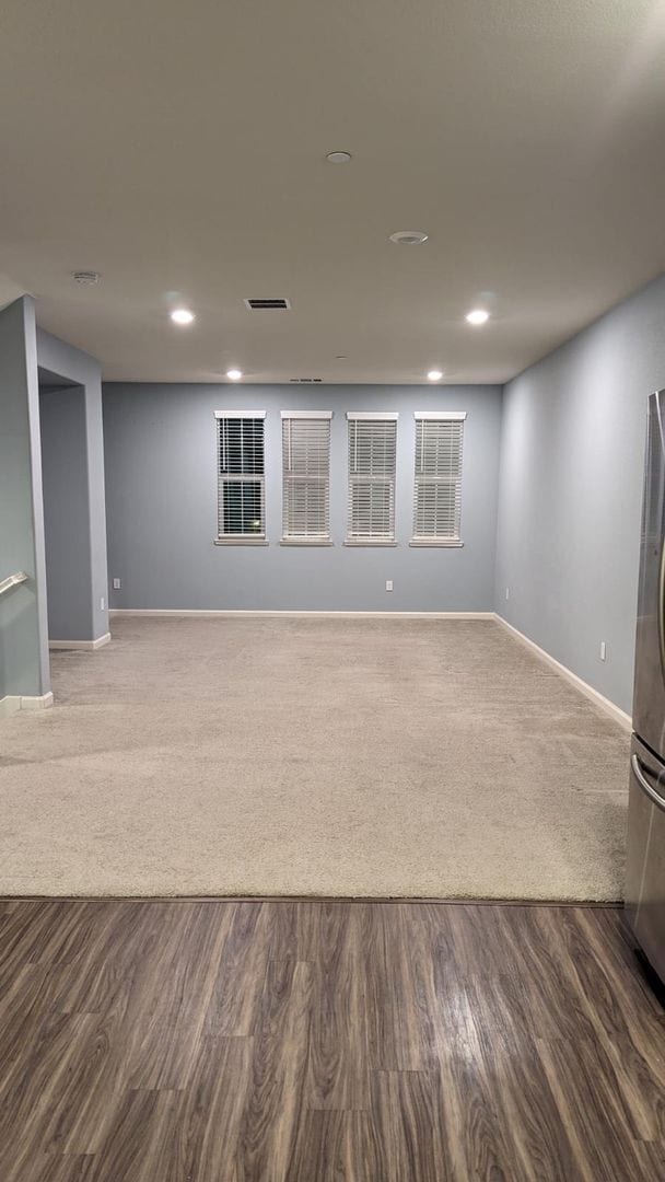 Building Photo - Lovley Blue 3 Bedroom Condo!