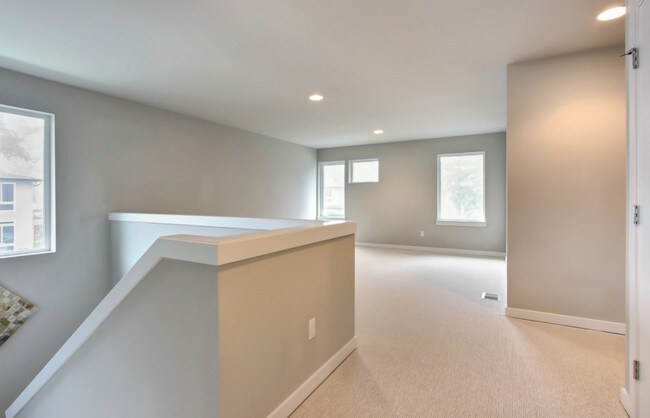 Bonus/Den - 513 125th St Ct E