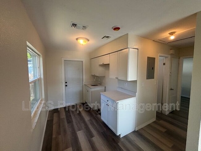 Building Photo - 2204 W Pine St