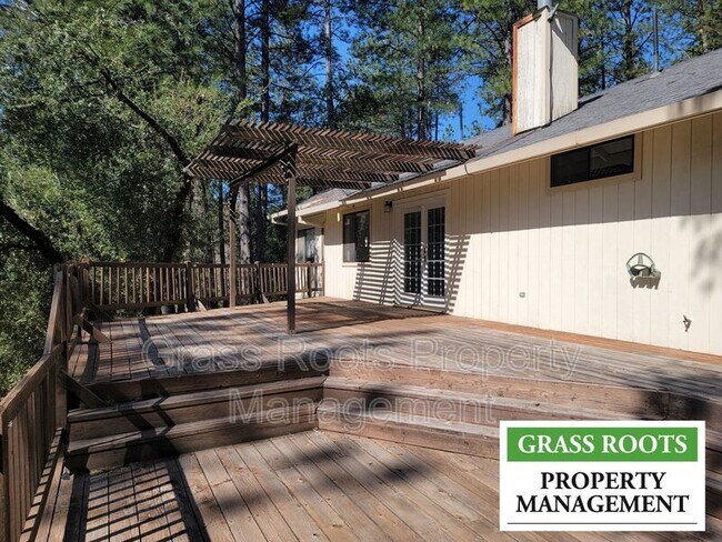 Building Photo - 17135 Lawrence Way