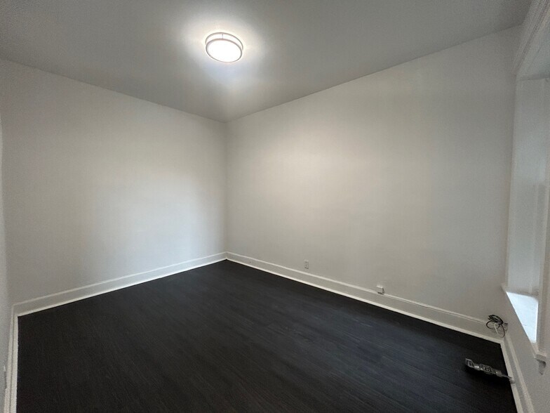 Building Photo - 704 W Garfield Blvd