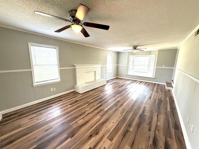 Building Photo - ** 4 bed 2.5 bath located in Edgewood ** Call 334-366-9198 to schedule a self tour