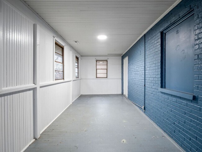 Building Photo - 524 Riverland Rd SE