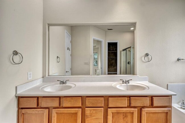 Building Photo - 15220 Interlachen Dr