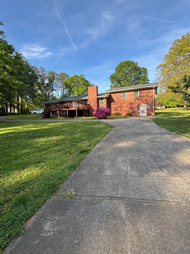 Building Photo - Space, Privacy & Flexibility – All in One Stunning Property