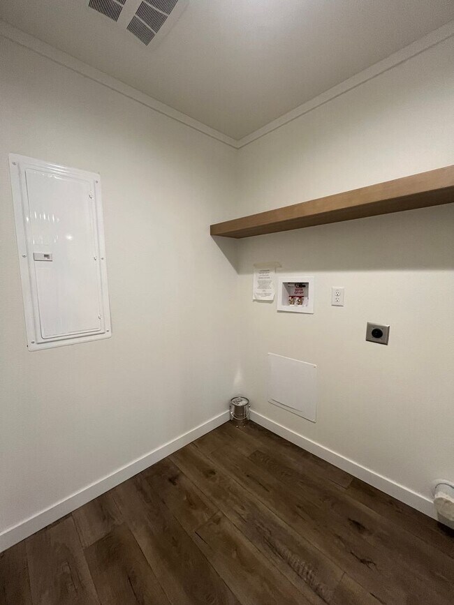 Building Photo - Nearly brand-new home!! 3-Bedroom 2-Bathroom Home