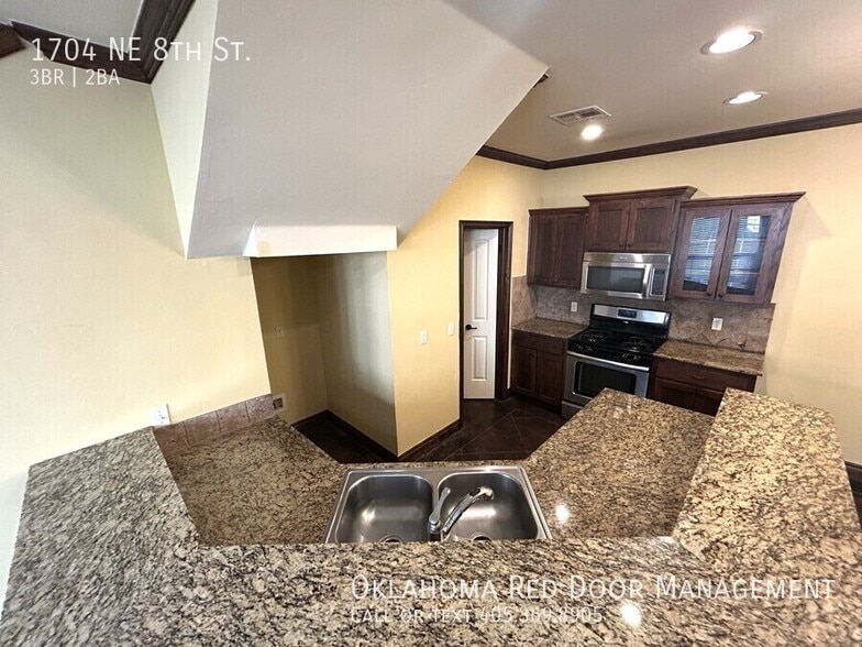 Building Photo - 1704 NE 8th St