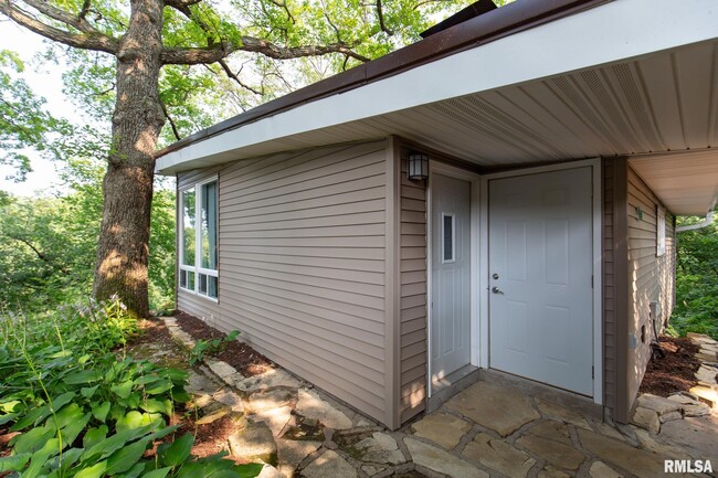 Building Photo - 4640 5th Ave