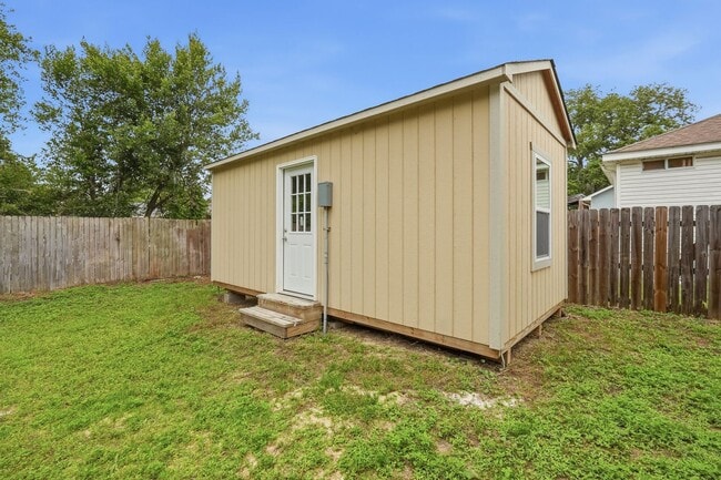 Building Photo - 3BR w/ IDEAL location near Hurlburt Field!!
