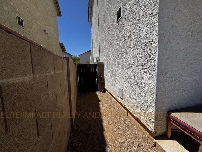 Building Photo - 1133 S Pantano Overlook Dr