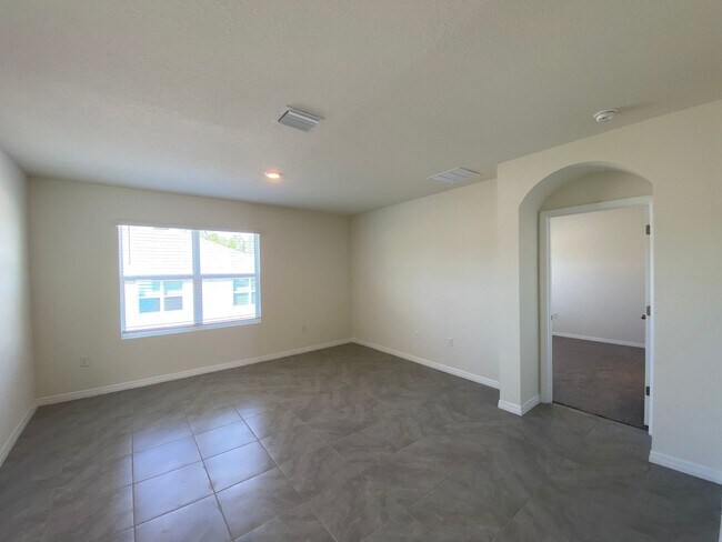 Building Photo - Lake Diamond-North - 4/2/2 *Available Now*...