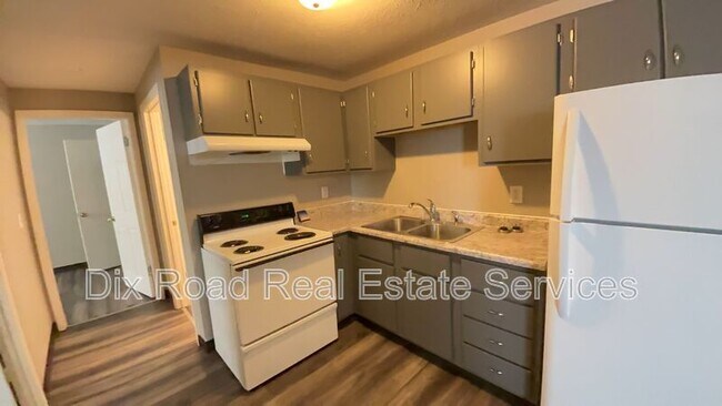 Building Photo - 739 Trumbull St