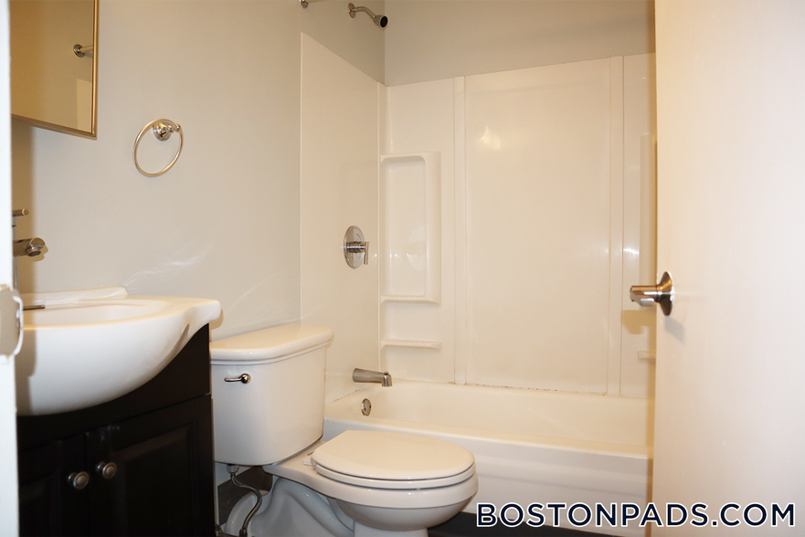 Building Photo - 507 Main St