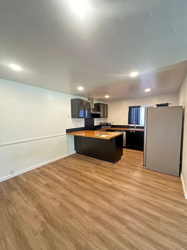 Building Photo - 230 Regency Ct