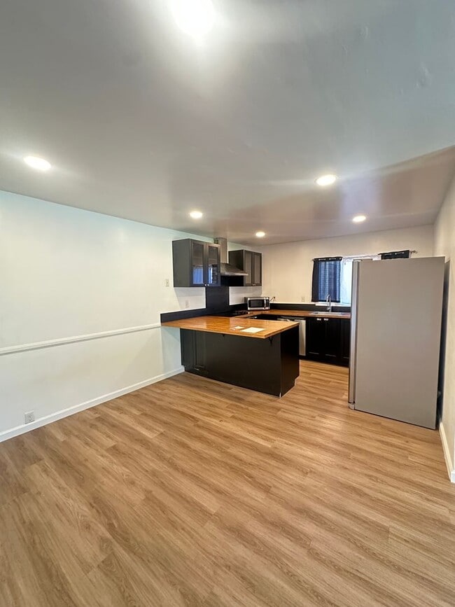 Building Photo - Spacious 3BR/2.5BA updated 2-story townhou...