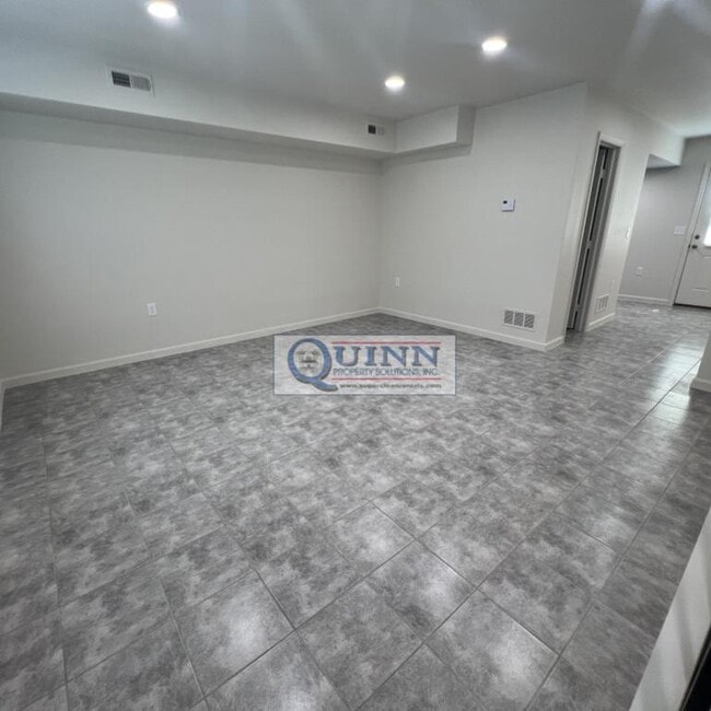 Building Photo - 317 Willow Dr