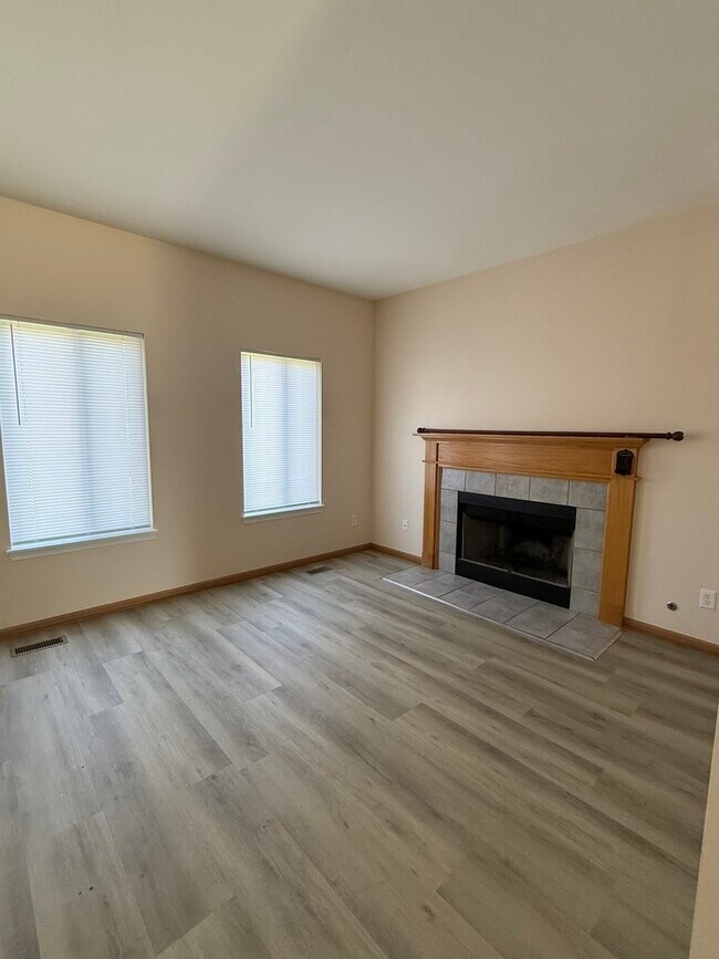 Building Photo - 757 Bayles Dr
