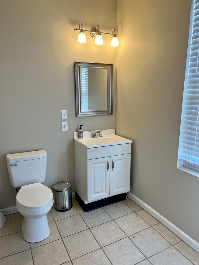 Building Photo - 140 W Evergreen St