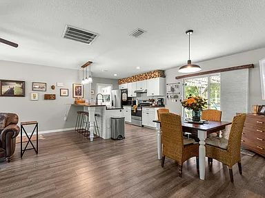 Building Photo - Beautifully updated 3 bedroom, 2 bath home.