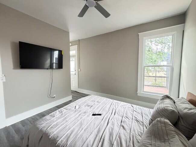 Building Photo - Huge 4 Bed and 2.5 Bath Home!