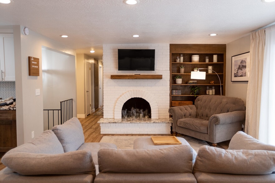 Building Photo - 894 E 840 N