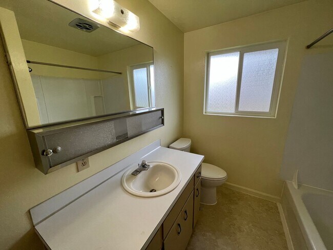 Building Photo - Solid 2 bedroom 1 bath duplex with garage!
